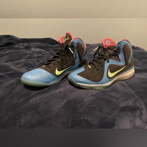 Size 10.5 Nike LeBron 9 South Coast’s
